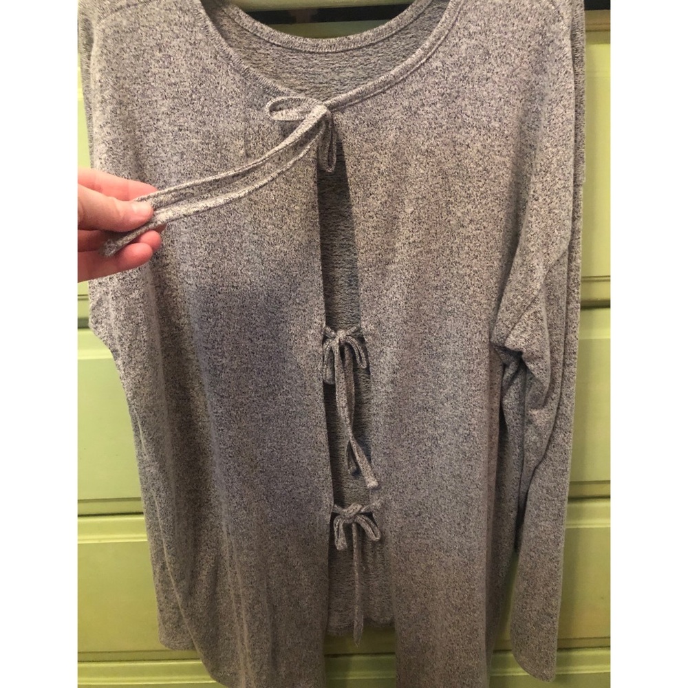 Women’s gray top